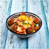 Een luchtige, gestoomde couscous, subtiel gekruid, geserveerd met een gebakken ei in olijfolie. Daarbij sappige lamsgehaktballetjes en een rijke mix van verse groenten zoals courgette, pompoen, wortel, wittekool en zoete aardappel. De groenten variëren met de seizoenen<br><br>