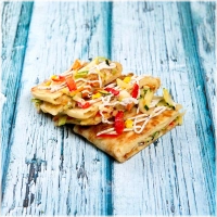 Lemsemen gevuld met verse groenten en geraspte kaas, gekruid kipfilet geserveerd met truffelsaus en andalousesaus<br><br>